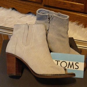 TOMS LIGHT GRAY OPEN TOE ZIP UP BOOTS